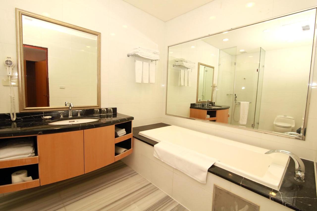 Queena Plaza Hotel Tainan Exterior foto